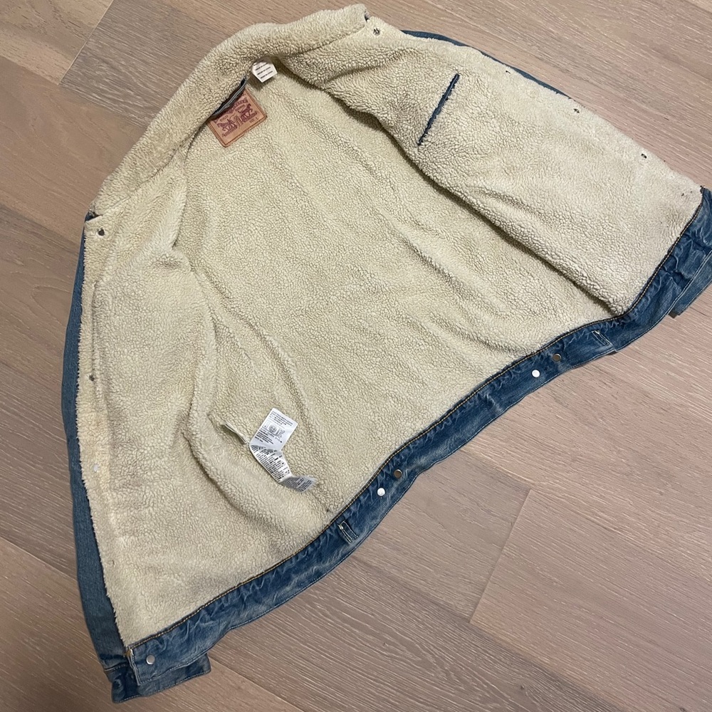 Levi Vintage Fit Sherpa Trucker Jacket - Picture 7 of 8